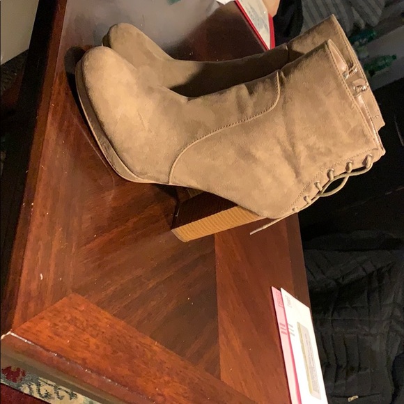 Taupe size 8 shoe dazzle booties - Picture 2 of 5